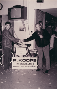 2975 - Verloting DSV en DGV, hoofdprijs een fiets ter beschikking gesteld door Rijk Koops van Koops, Rijk (li.) Winnaar ...