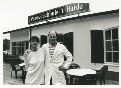 2988 - Pannekoekenhuis 't Harde met de eigenaars Ronald en Rika Brummel.