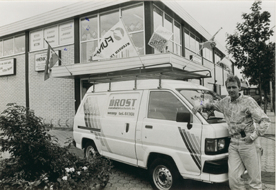 4025 - Installatiebedrijf Henk Drost met chef-monteur Drankier bij zijn servicewagen.