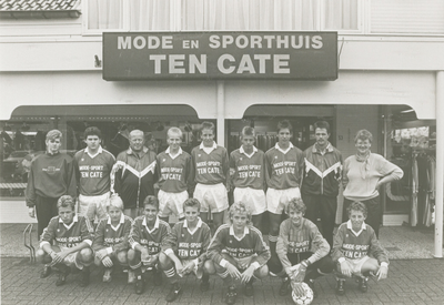 3221 - Ten Cate mode- en sporthuis sponsor van elftal B-I van voetbalvereniging 't Harde.