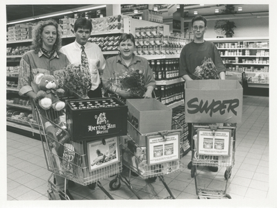 3464 - Prijswinnaars 1 minuut gratis winkelen bij supermarkt Super 't Harde. V.l.n.r.; Bettie Dekker, eigenaar Gerrit ...
