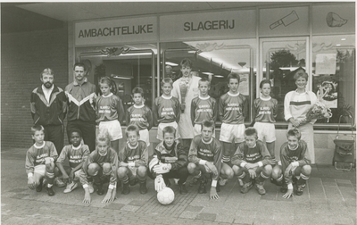 3580 - Slagerij van der Weg sponsor van jeugdelftal van voetbalvereniging 't Harde.