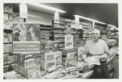 3914 - De speelgoedafdeling van boekhandel van de Poll uitgebreid met het merk Wigwam. Eigenaar Gerrit van de Poll bij ...