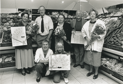 4276 - Prijsuitreiking bij supermarkt Super Elburg aan Wezepse prijswinnaars die via super Brunt meededen met een prijsvraag.