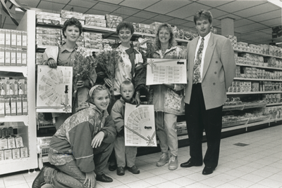 4277 - Prijsuitreiking bij Supermarkt Super Elburg door de heer Knikker aan familie Hartholt