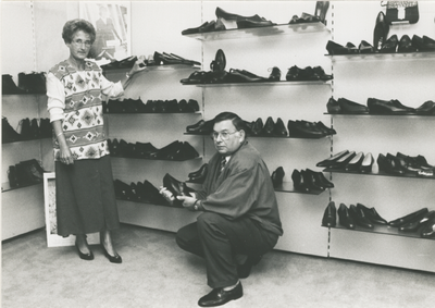4285 - Van Beek's schoenhandel aan de Zuiderzeestraatweg geheel vernieuwd.