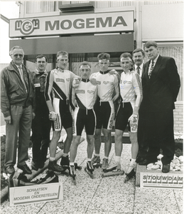 4591 - Mogema sponsor skeelerploeg Stouwdam/Mogema.Met v.l.n.r.: dhr Stouwdam, ......, ......., Alex Groothuis, ...