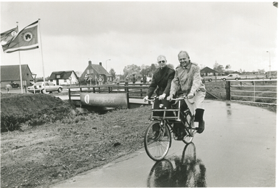4592 - Opening fietspad langs de Stadsweg door wethouder Albert Lok (li.) met de aannemer Evert van de Poll.