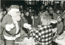 4399 - Prijsuitreiking door de kerstman in winkelcentrum de vrijheid.