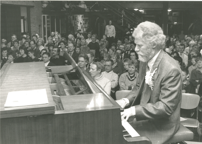 4355 - Pianist Gert Hofman speelt voor een volle zaal.