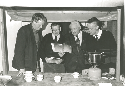 4711 - Overhandiging eerste exemplaar geschiedenis ijsbanen in Elburg aan de desbetreffende voorzitters. Op de foto ...