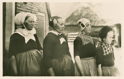 50 - vier vrouwen van verschillende generaties in Veluwse drachten die verschillende sociale statussen ...