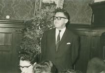 846 - Bij gelegenheid afscheid J. Boerhout als secretaris van de Gemeente Ermelo; staande man met bril op is J. ...