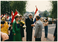 1346 - ontvangst door voorzitter van de Oranjevereniging Nunspeet, Dries van Klompenburg, van C. de Kovel en gezin ...