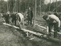 2136 - één van serie, werkzaamheden i.v.m. stormschade, vrijwilligers schillen bomen, Rode-Kruisman J. Holstege in ...