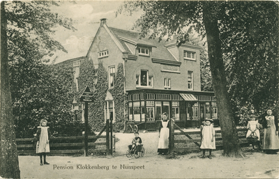 2477 - achter/zijaanzicht van Pension Klokkenberg; is in mei 1901 geopend; op adreszijde: postzegel, oranje, 7ct, met ...