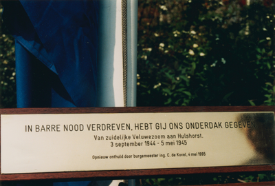 2513 - foto van gedenkplaat op replica-bank, zie ook inv. nr. 2512 en 2514, tekst op plaat: IN BARRE NOOD VERDREVEN, ...