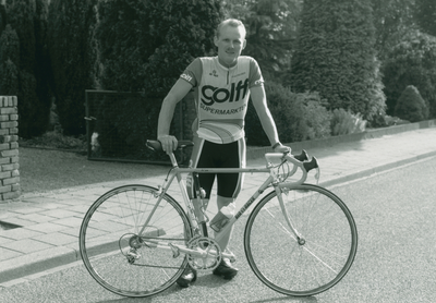 4324 - Wim Spijkerboer, wielrenner, poseert met zijn fiets; zie ook Nunspeter Courant van 06-07-1993