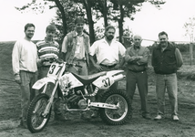 4500 - zie ook Nunspeter Courant van 06-09-1994; leden van de Motorclub Elspeet, van links naar rechts: onbekende, ...