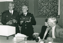 4506 - zie ook Nunspeter Courant van 13-09-1994; commandant Kroes van de Elspeetse brandweer neemt afscheid; van links ...