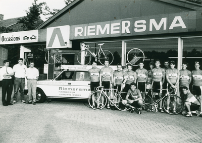 4520 - garagebedrijf Riemersma sponsort de wielersportvereniging Noord-West Veluwe; zie ook Nunspeter Courant van 28-07-1993