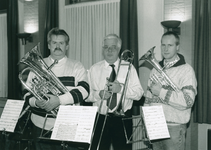 4584 - jubilarissen bij de Elspeetse fanfare: Henk Teunissen (Elspeet), Gerrit Smit en Anton van de Veen (Nunspeet); ...