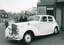 4593 - Wim Stoffer van garage Stoffer bij zijn Rolls Royce trouw-auto; zie ook Nunspeter Courant van 27-12-1995
