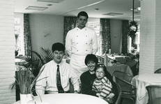 4682 - zie ook Nunspeter Courant van 12-04-1994; gasten in hotel-restaurant 'De Zwaan'
