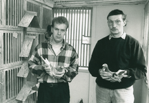 4704 - dierenliefhebbers in Elspeet; links Gerrit v.d. Berg, rechts Dirk Pluim; zie ook Nunspeter Courant van 15-11-1994
