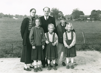 4721 - zie ook Nunspeter Courant van 11-04-1994; het gezin van ds. de Vries uit Elspeet
