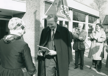 4769 - zie ook Nunspeter Courant van 28-03-1995; opening van de bibliotheek; v.l.n.r: Fenna de Boer, in klederdracht, ...