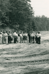 8637 - In kleine groepjes werden de aspirant-golfers over de indrukwekkende golfbaan in aanleg geleid