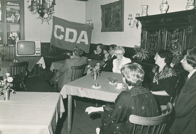 8741 - verkiezingsbijeenkomst voor de 2e kamer, mei 1981, door het CDA in de Schouw; vlnr: 1. Wim