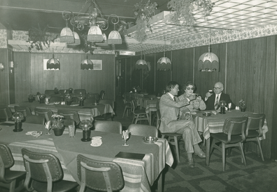 8995 - Café-restaurant Joris geopend; dhr Thonhauser (links) met de vorige eigenaren mevrouw en