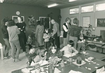 9633 - open huis in de school; klaslokaal met daarin kinderen en volwassenen; 3e van links: Herman