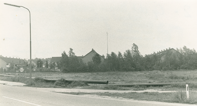 9635 - op dit terrein wordt de nieuwe Montessorischool gebouwd; zicht vanaf de Elburgerweg; links