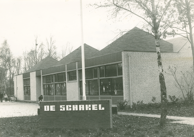 9648 - nieuwe openbare lagere school; op voorgrond een muurtje met de naam 'De Schakel' met een