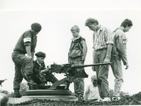 10515 - open dag landmacht; jongelui op een tank