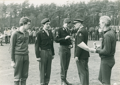 10525 - Uitreiking van de prijzen van de sportdag door brigade-generaal J.M. Scheltinga; Nunspeet vooruit redactie ...