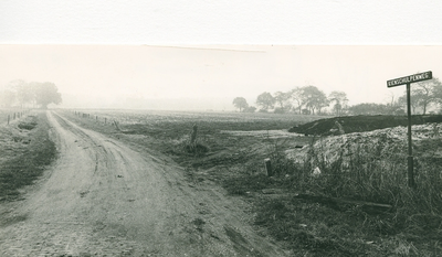 10724 - Alg N9 NV; zicht op zandpad tussen bouwland; rechts straatnaambord: Kienschulpenweg