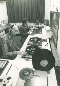 11652 - Alg N9 NV; achter de knoppen: Cees de Mots; achter de draaitafels: Dick Ponstein in de studio