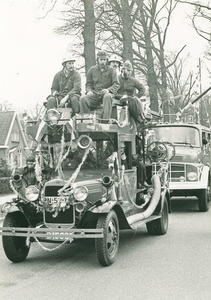 11897 - Koninginnedagfeest 1979; Spuit elf blijft een aantrekkelijke brandweerwagen; links op brandweerwagen: dhr G. ...