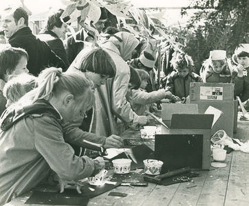 11899 - Alg N9 NV; Koninginnedagfeest 1979; kinderen vermaken zich met het maken van creatieve dingen op de markt Nunspeet