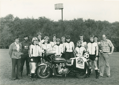 12007 - nieuwe trainingspakken voor de korfbalclub Nunspeet; groep mensen, voorgrond motor met t-shirt Ton Borsboom ...