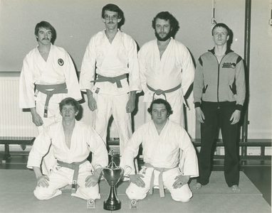 12012 - karateteam sportschool van Meer; kampioenen; staand vlnr: Gerrit Lokhorst; Arnold ter Raa; Dik Keppel; leraar ...