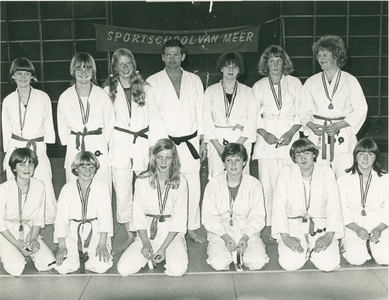 12013 - Sportschool van Meer; judo-jeugdkampioenen afd Nunspeet, meisjes van 12 - 16 jaar; man: Joop van Meer; zittend ...