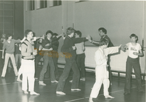 12022 - karatedemonstratie sportschool Van Meer; demonstratie voor alle inwoners van Nunspeet; man in lichte broek: Wim ...