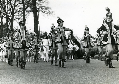 12044 - majorettes lopen voor de muziek uit; tijdens de optocht in Nunspeet; majorettes van elders; koninginnefeest