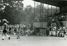 12046 - voetbalwedstrijd Nunspeet - Zwart/wit; goed stoorwerk van de thuisclub; man met bal: Sip Kroondijk