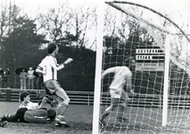 12048 - voetbalwedstrijd Nunspeet - R.V.V.H.; Arjan Witteveen zorgt voor 1 - 0; Arjan: man met rugnummer 11